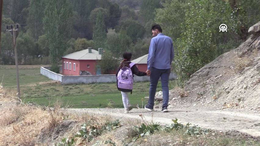 Bu okulda 3 yıldır tek bir öğrenci var. 9 yaşındaki Hasret artık sınıf arkadaşı istiyor - Resim: 20